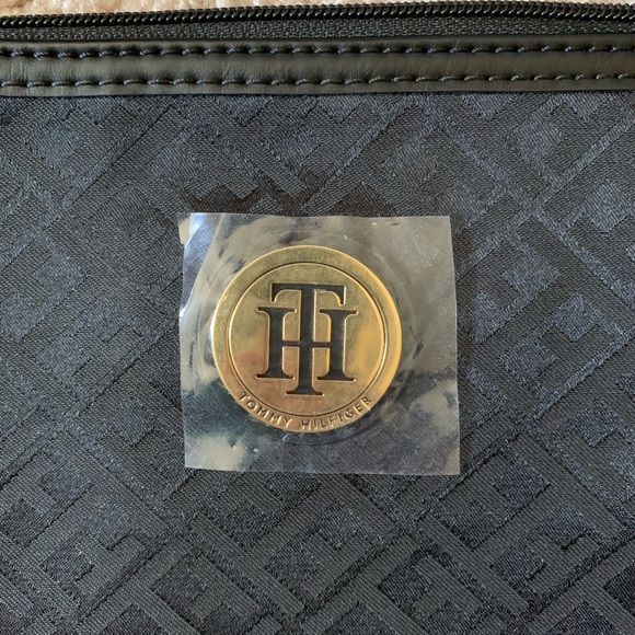 Brand new Tommy Hilfiger crossbody - Picture 2 of 4